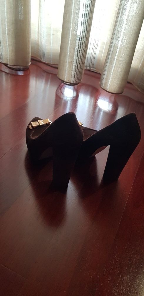 Sapatos camurça castanhos n 36 laço metálico dourado