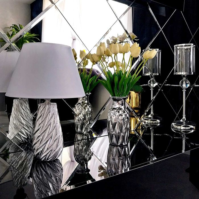 Lampka nocna srebrna z białym kloszem lampa stołowa biurkowa do salonu