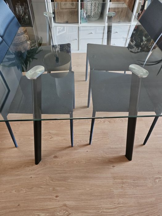Mesa de jantar de vidro transparente