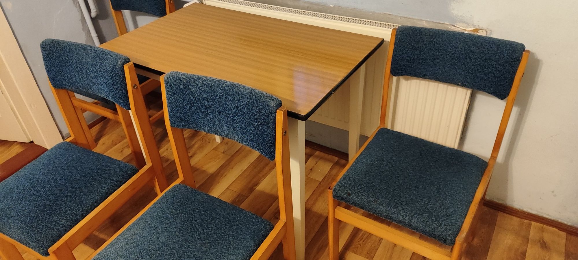 stół z krzesłami