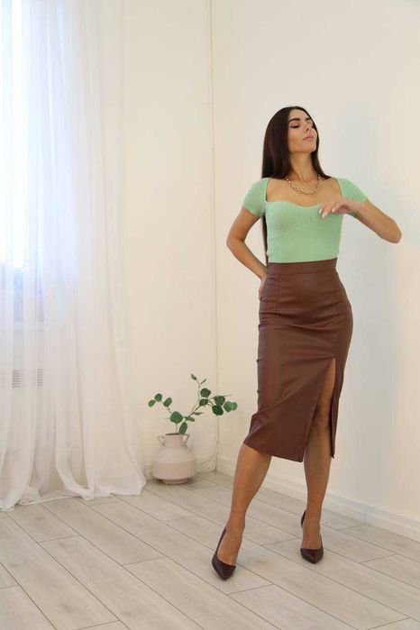 Шкіряна спідниця міді з розрізом в чорному та шокололадному кольорі