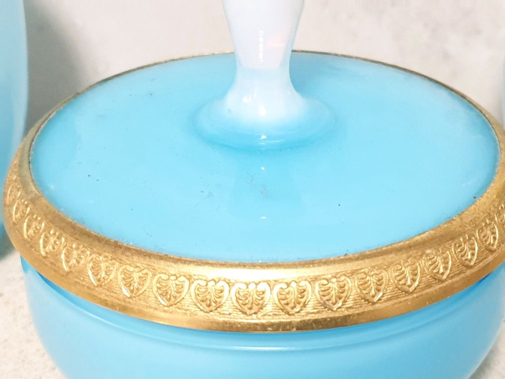 Lindissimo conjunto de perfume  em vidro opalino e armação dourada
