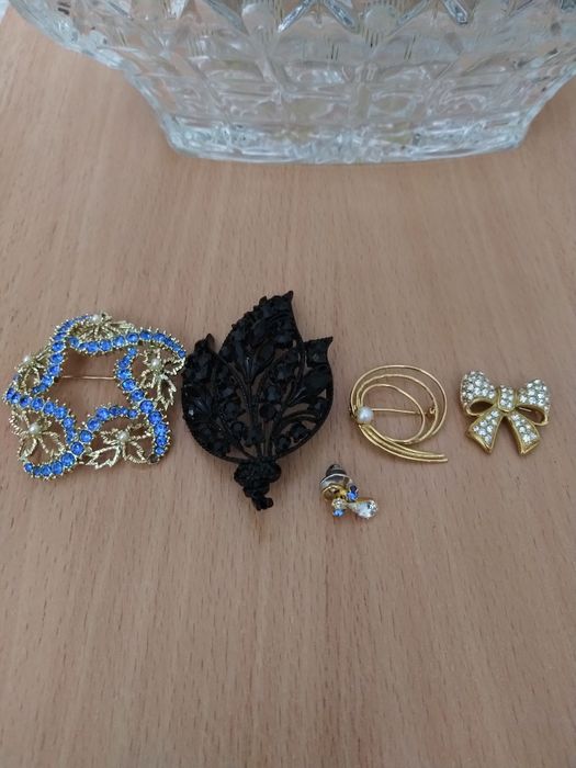 Набор брошек.Бижутерия.Очень стильные.