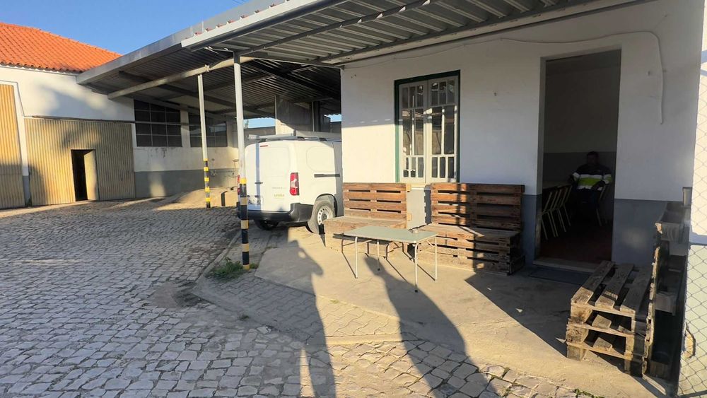 Arrenda-se oficina/ armazém