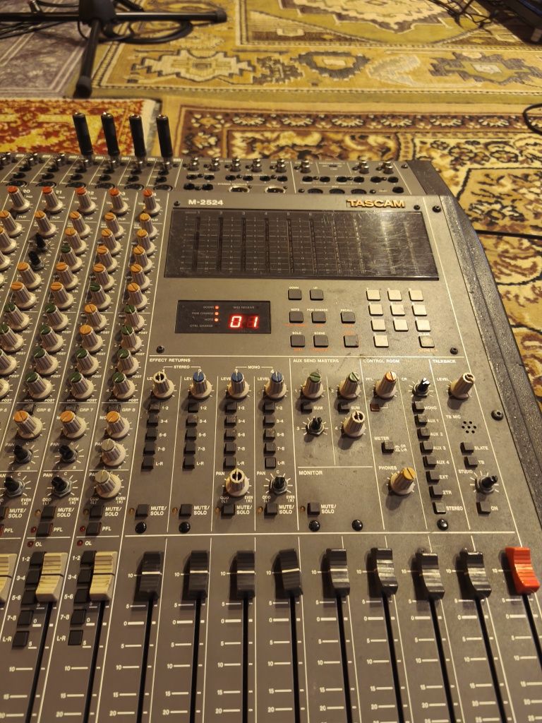 Mesa analógica Tascam M-2524
