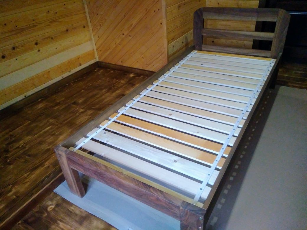 Дерев'яні ліжка під замовлення