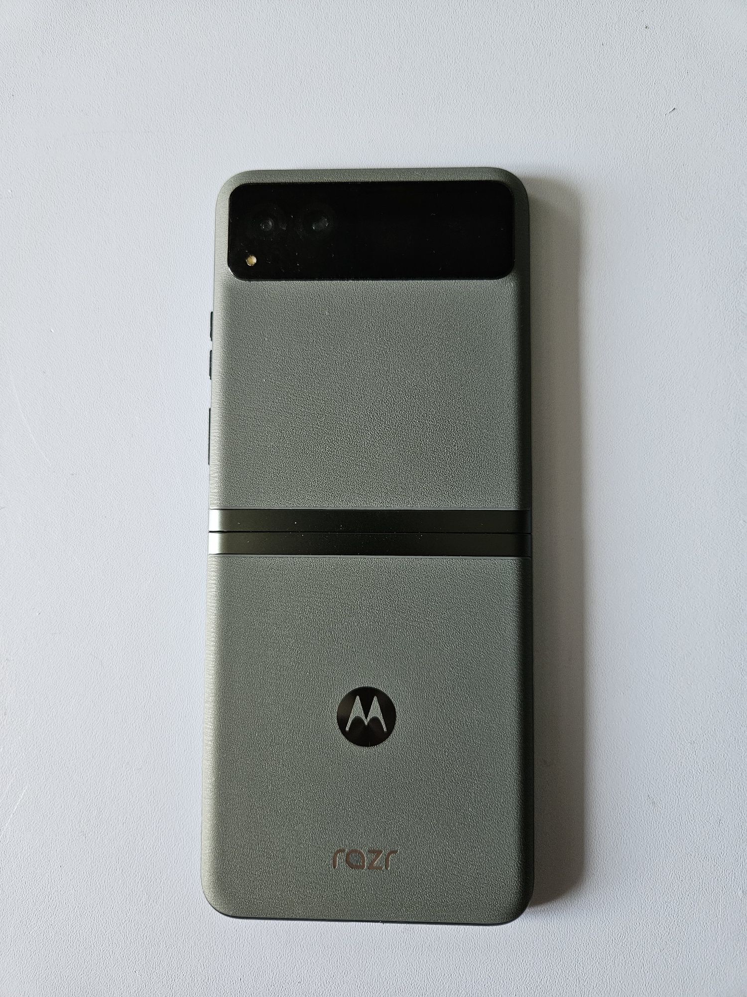 Телефон Motorola Razr 40. Працює тільки половина екрана