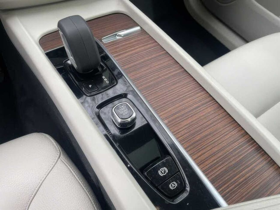 Volvo XC60 B5 Momentum      2022