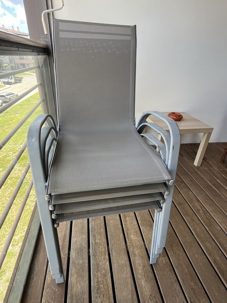 Cadeira cinza para exterior