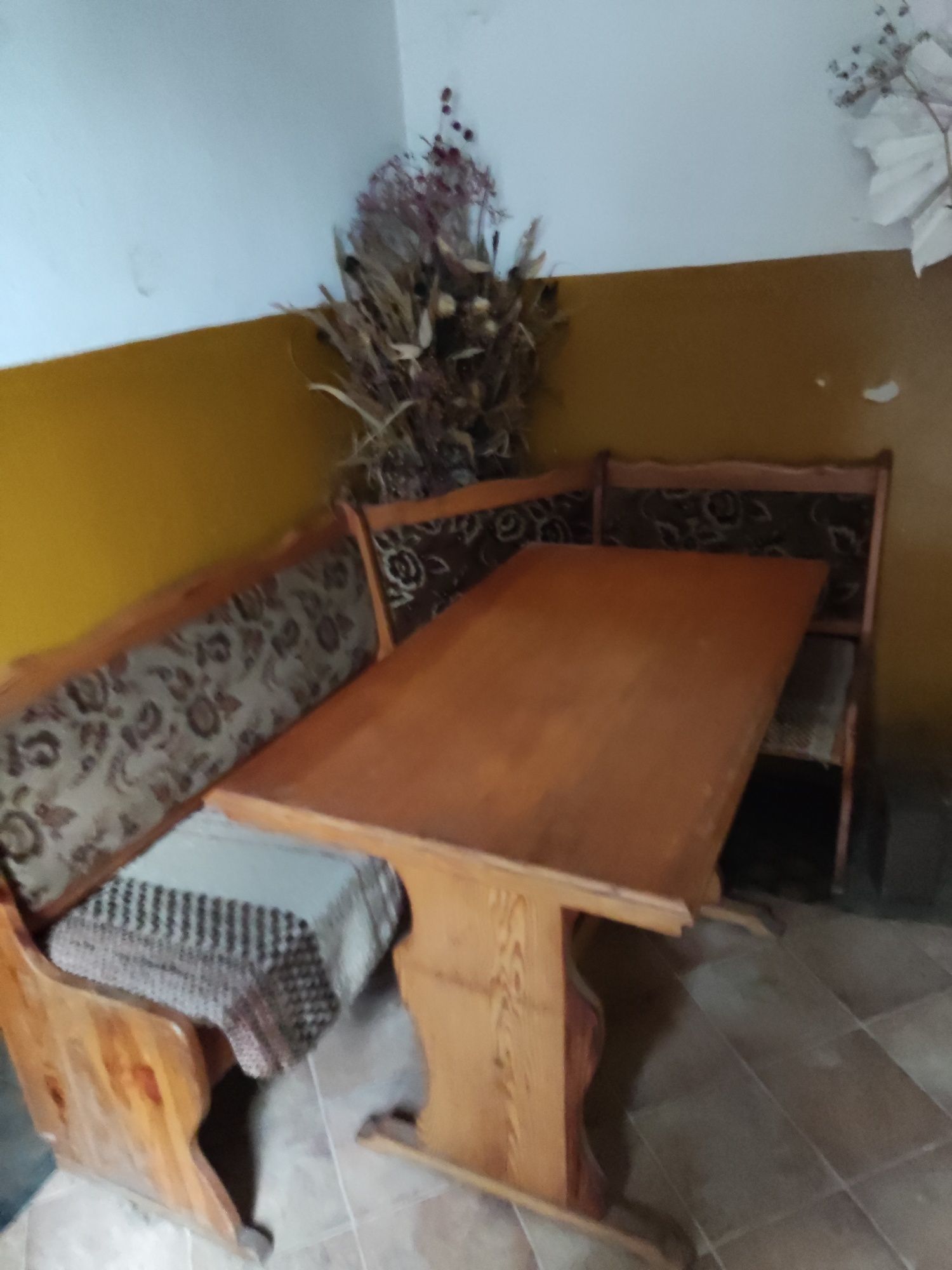 Narożnik i stół drewniane