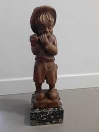 Duża figurka drewniana chłopiec