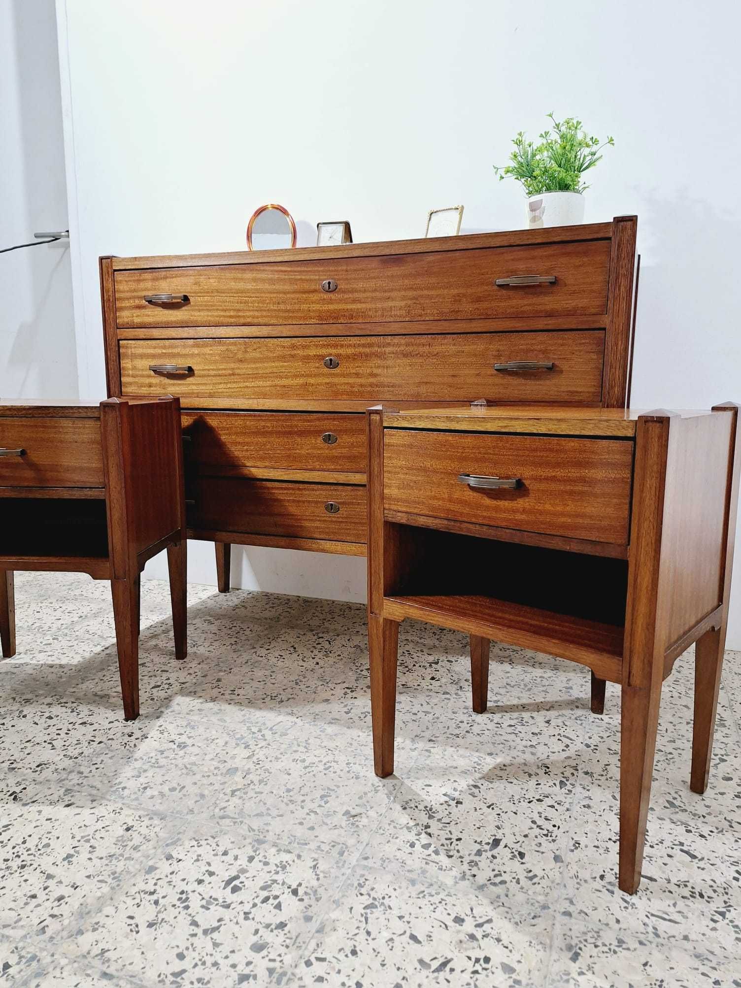 Comoda Vintage de madeira. Vintage Wooden Dresser