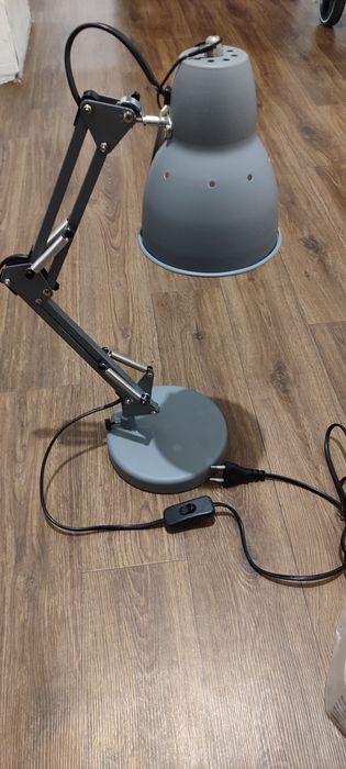 Настільна лампа нова