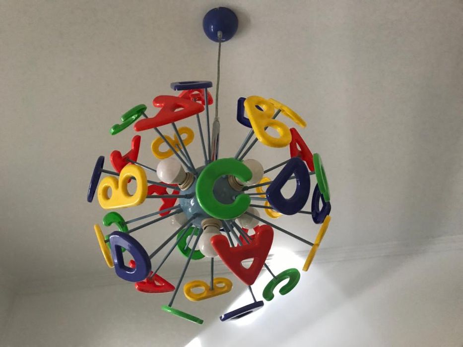 Candeeiro suspenso para quarto infantil