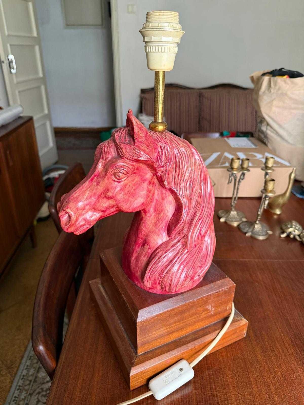 Luminária de Mesa Vintage - Cabeça de Cavalo Vermelha