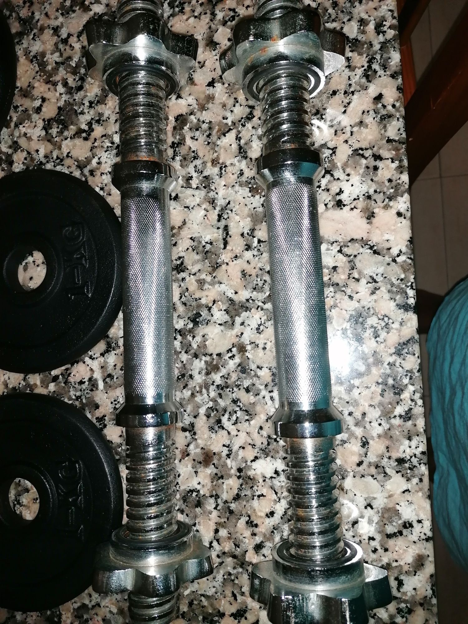 Discos de peso e barras de halteres