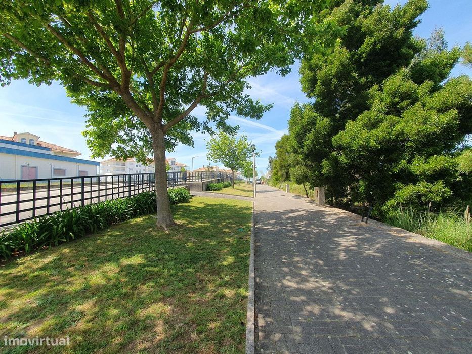 Lote Terreno | Construção | Área Total 1073m2 | Vale de Lobos | Telhei