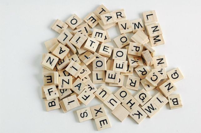 100 Letras em madeira - Scrabble