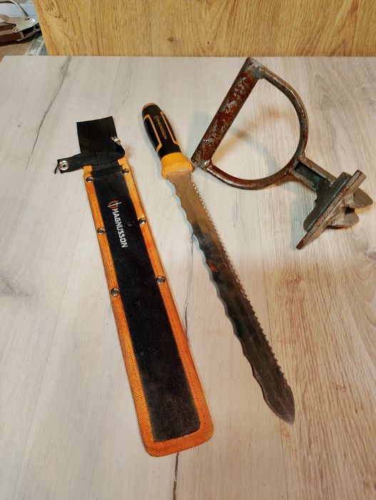 Nóż do wełny mineralnej. Przyżąd do zdejmowania wykładzin.