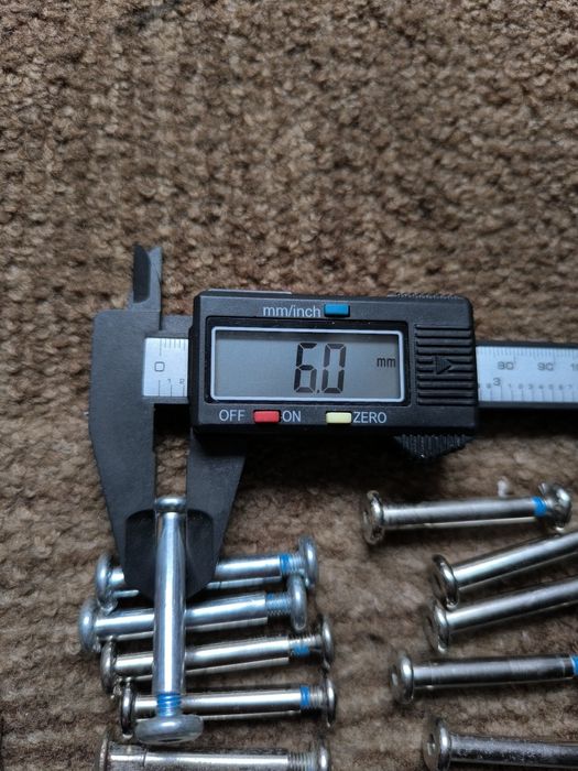 Ось с болтом в для роликов , самокатов ,сумок диам 5-8 мм.Длина разная