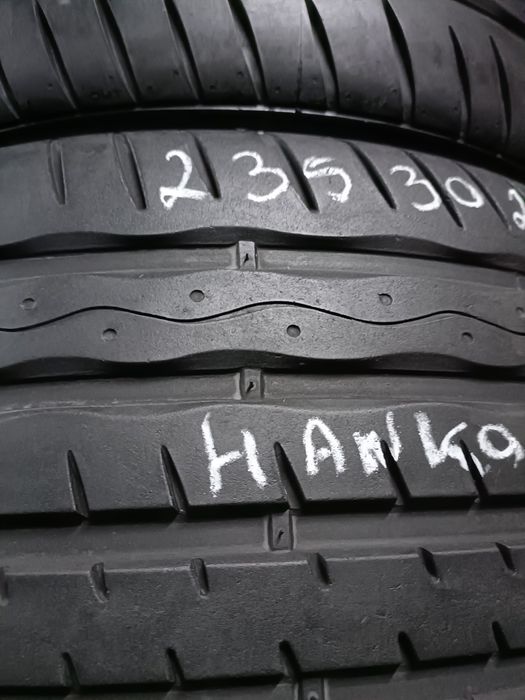 Pneus  235/30/20