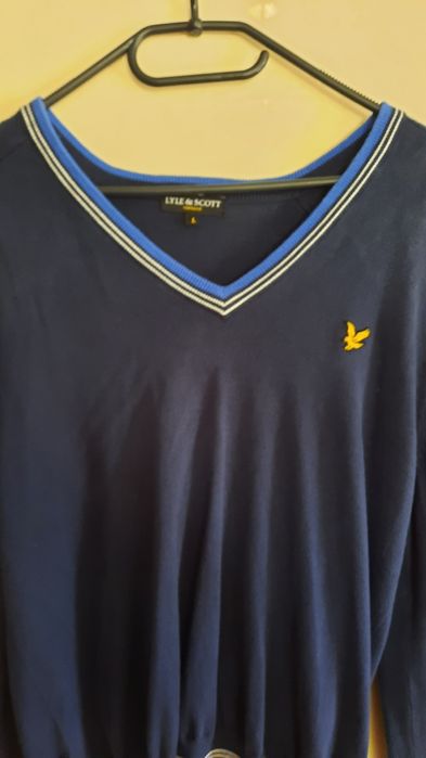 Świetny sweterek w serek Lyle &Scott rozm.L