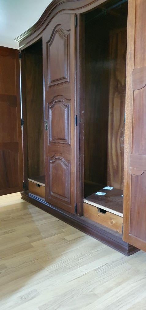 Roupeiro com 3 portas