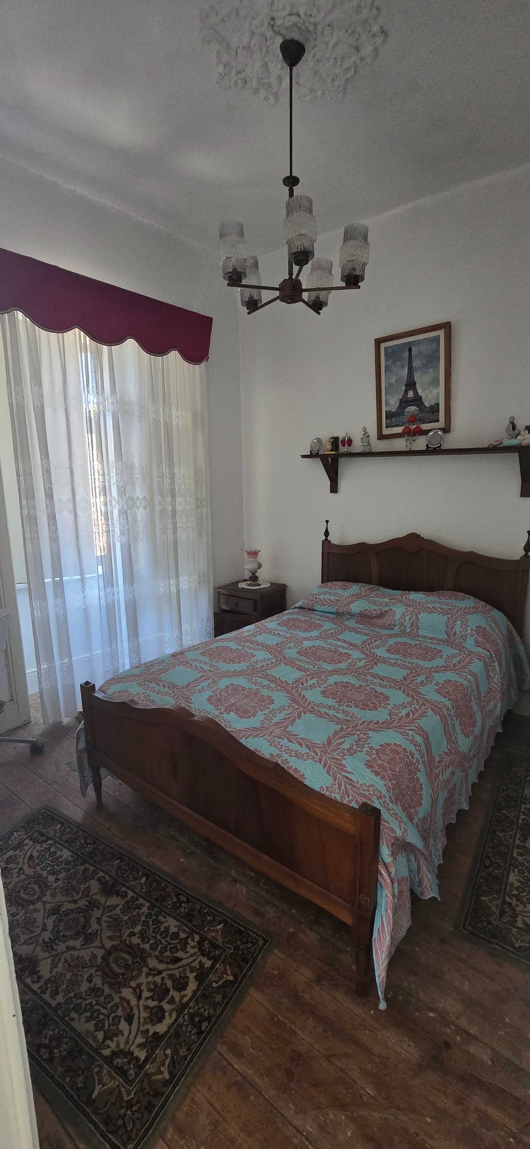 Casa com História, Frente ao Rio – Um Tesouro com Potencial!