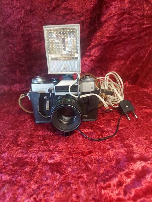 Фотоапарат "Zenit-E" зі спалахом "Фотон" у чохлах