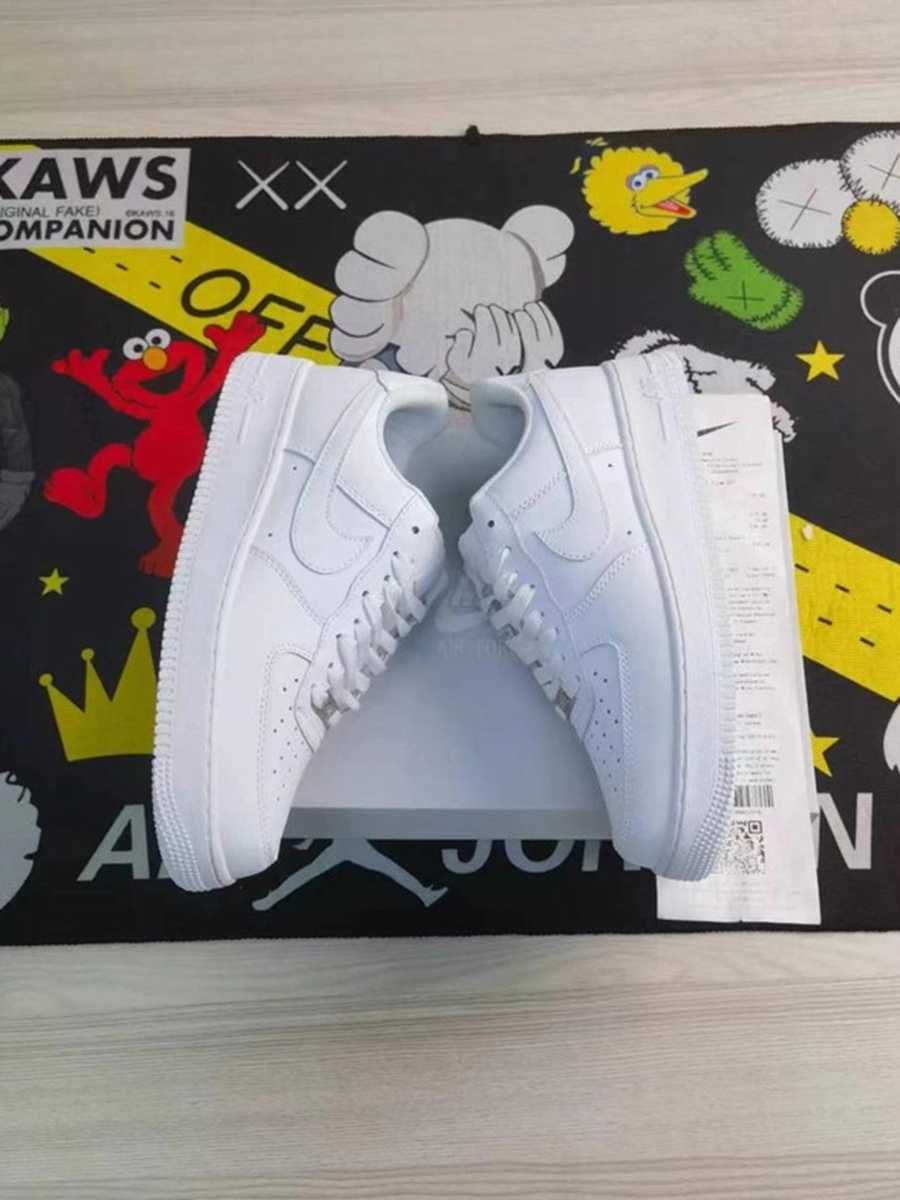 Białe buty Nike w rozmiarze 36, dostarczane w pudełku