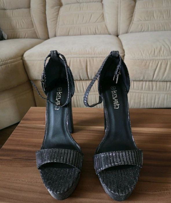 Buty na Słupku Srebro z Czarnym