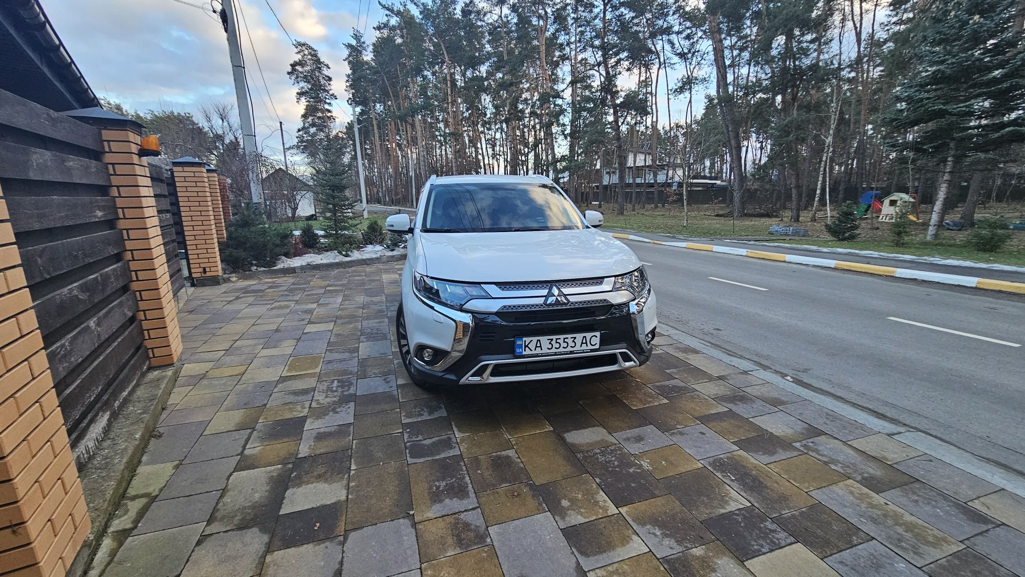 Продам офіційний outlander Mitsubishi