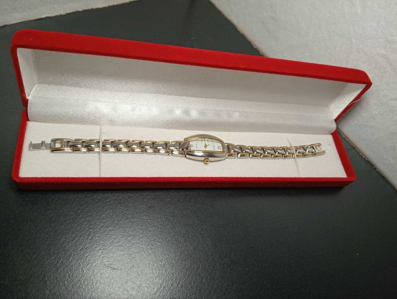Женские часы Gucci