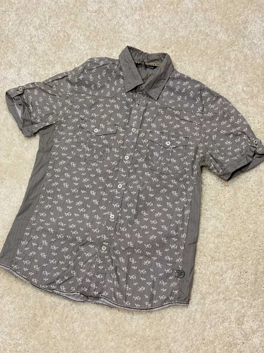 Мужская рубашка в цветочек , серого цвета
