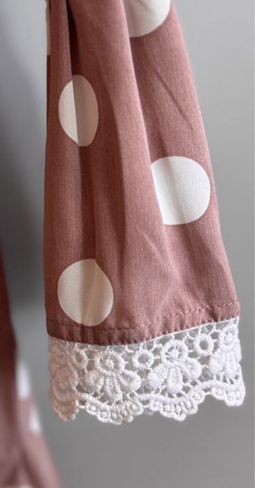 Retro sukienka w grochy pudrowy róż z falbanką wiązana koktajlowa