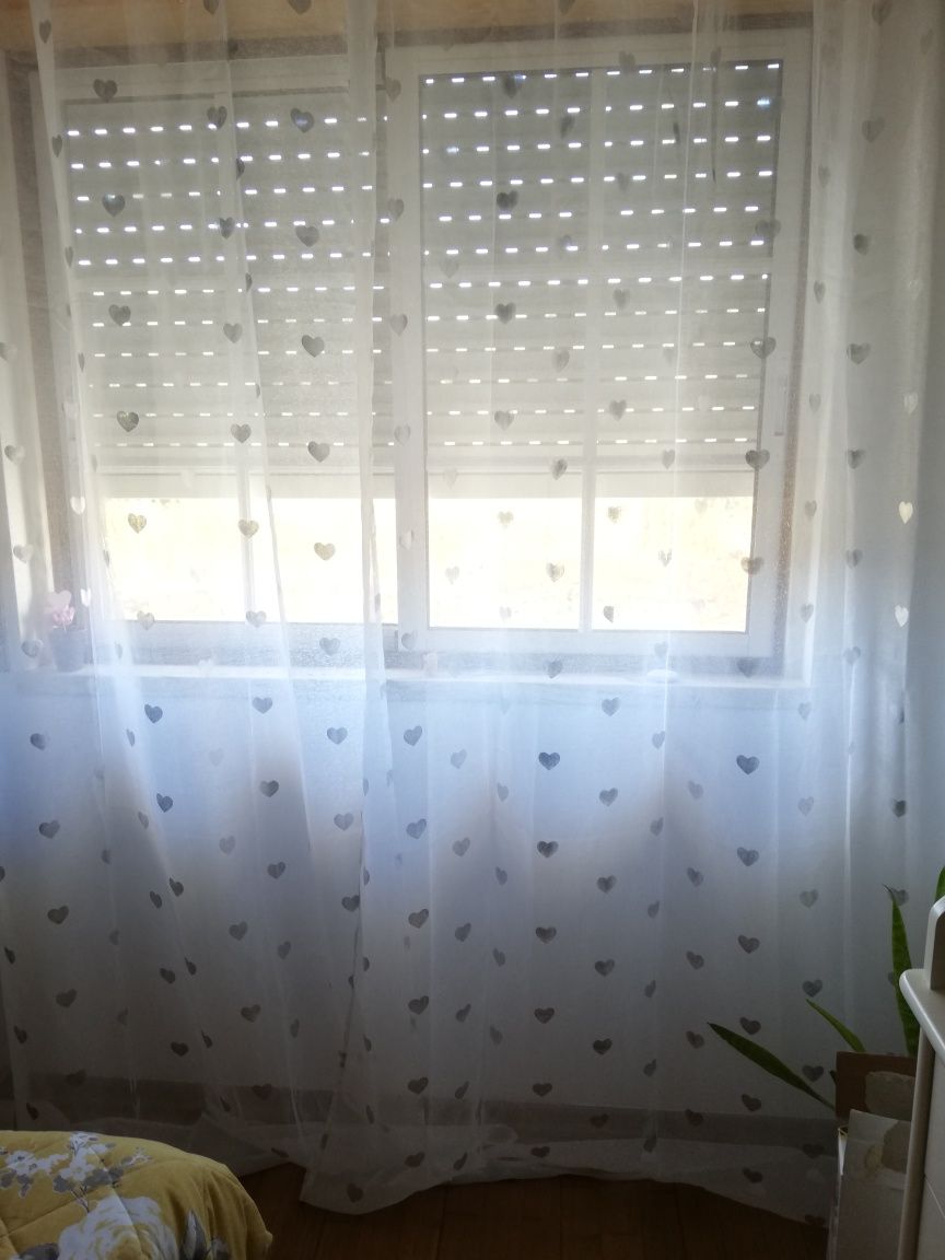 Cortinados brancos com corações cinza