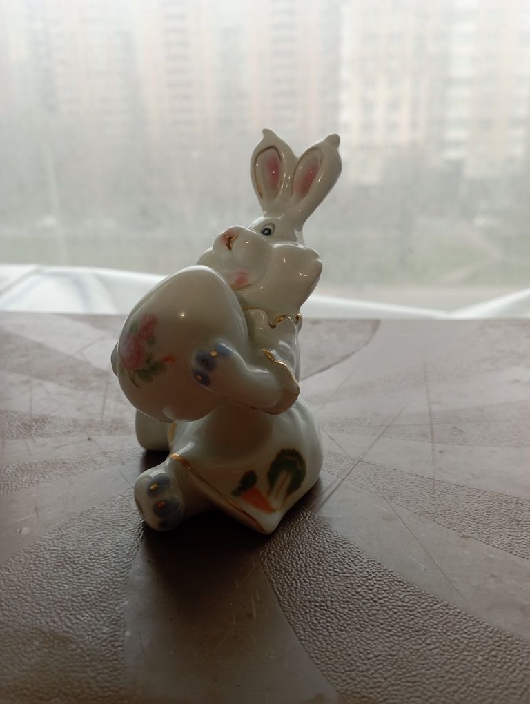 Фарфоровая статуэтка Пасхального кролика с яйцом.