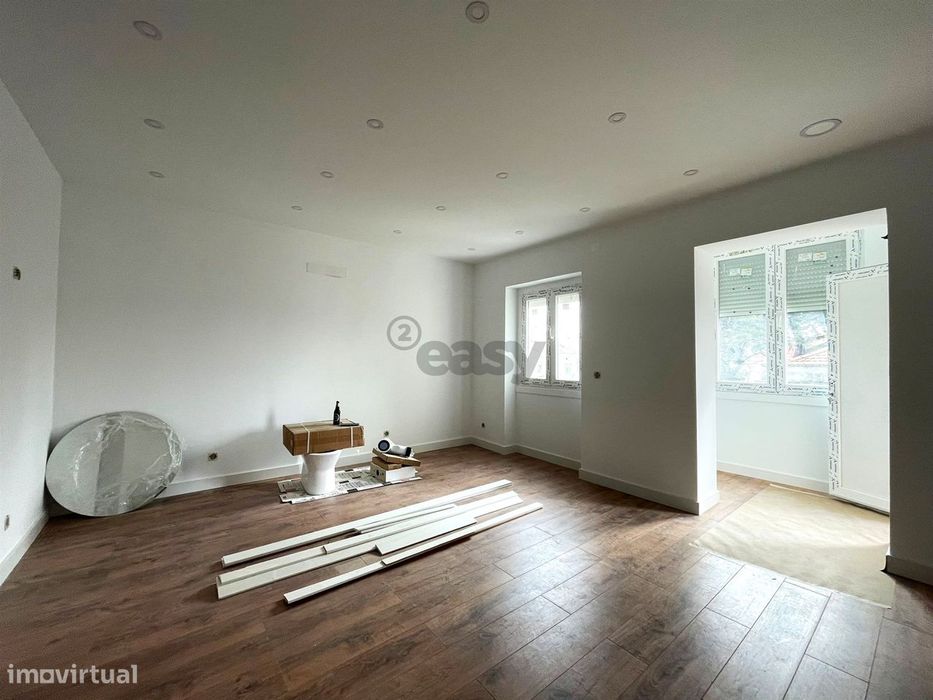 Apartamento t2 com terraço  junto ao metro da Amadora Este