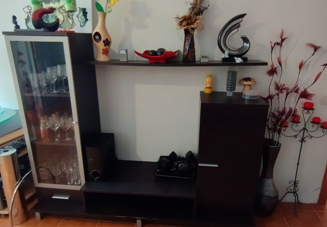 Móvel de sala com vitrine