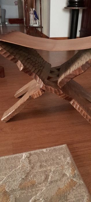 Banqueta em madeira com coxim em cabedal