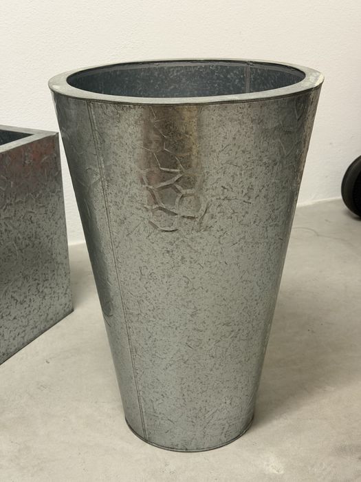 Vasos de latao para plantas