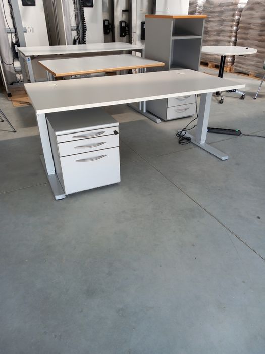 Biurko elektryczne z elektrycznie regulowanym blatem