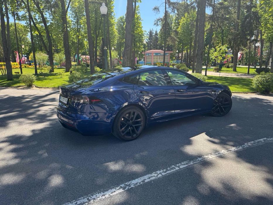 Тесла модель S 2022 года