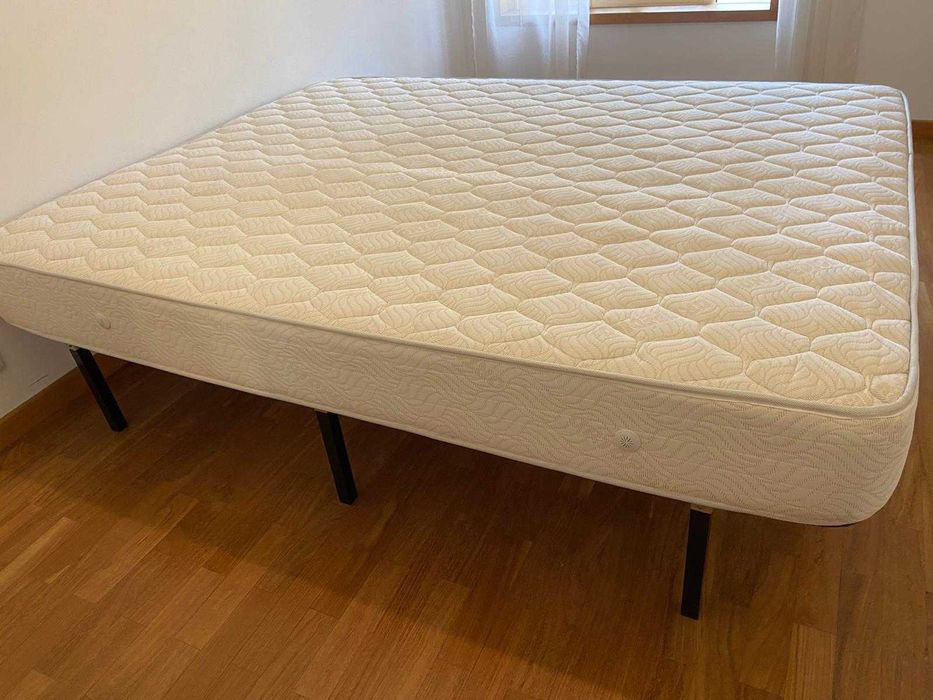 Cama Casal (Estrado + Pés + Colchão)