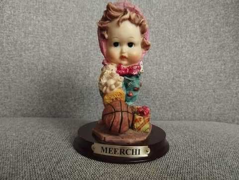 Figurka dziewczynka z piłką