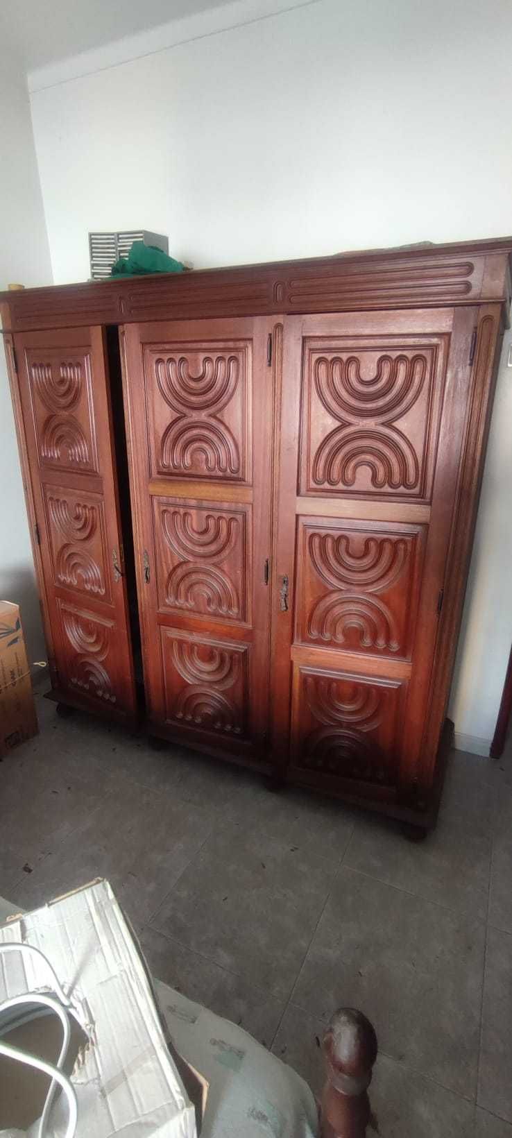 Mobilia de quarto madeira maciça,design clássico,detalhes decorativos