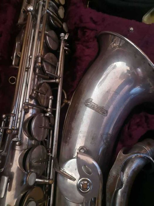 Saxofone Tenor marca "Condor"