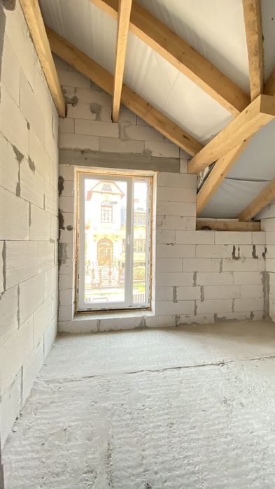 Напівособняк 130 м² з гаражем і 3 сотками землі біля міста