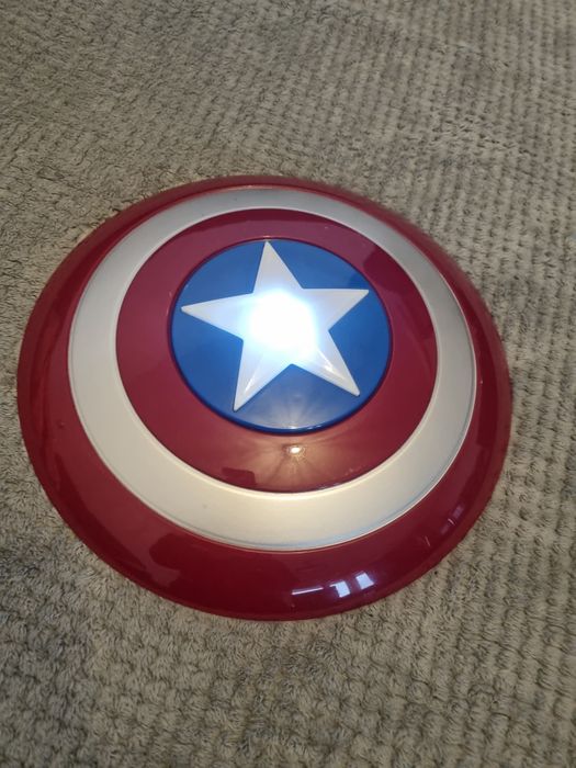 Kapitan America, świecąca maska i tarcza, r.104