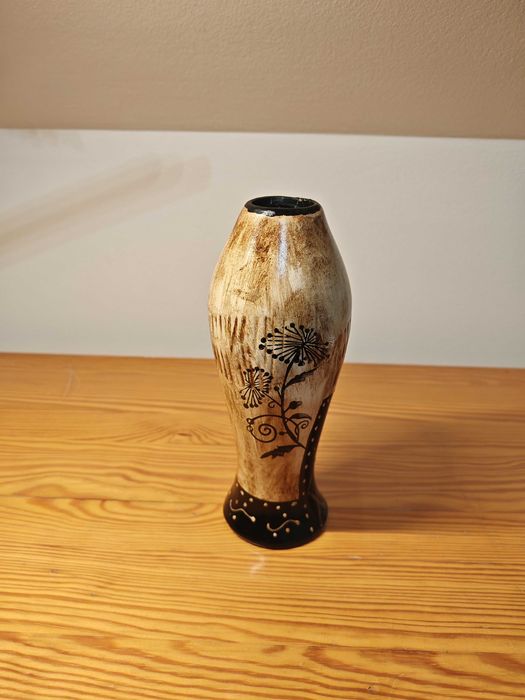 Ręcznie zdobiony wazon ceramiczny – dekoracyjny, unikatowy.